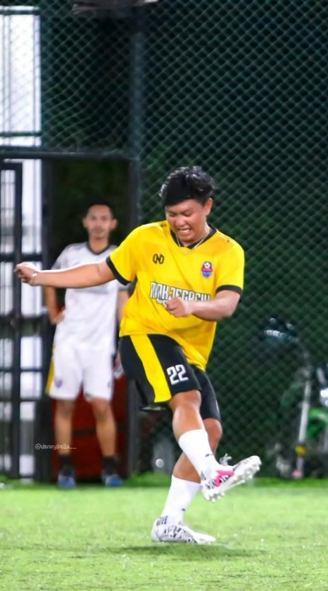 So Sweet! Foto-foto Keseruan Denny Caknan Main Mini Soccer Bareng Sang Istri, Penampilan Cantik Bella Bonita Malah Bikin Salfok