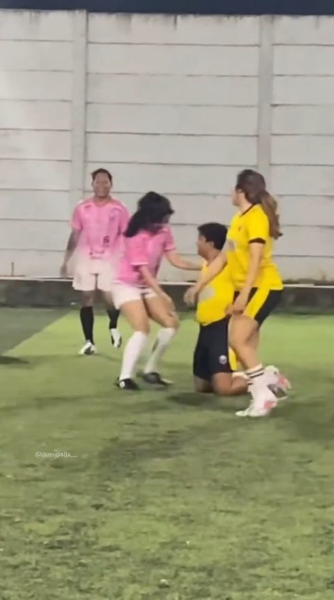 So Sweet! Foto-foto Keseruan Denny Caknan Main Mini Soccer Bareng Sang Istri, Penampilan Cantik Bella Bonita Malah Bikin Salfok