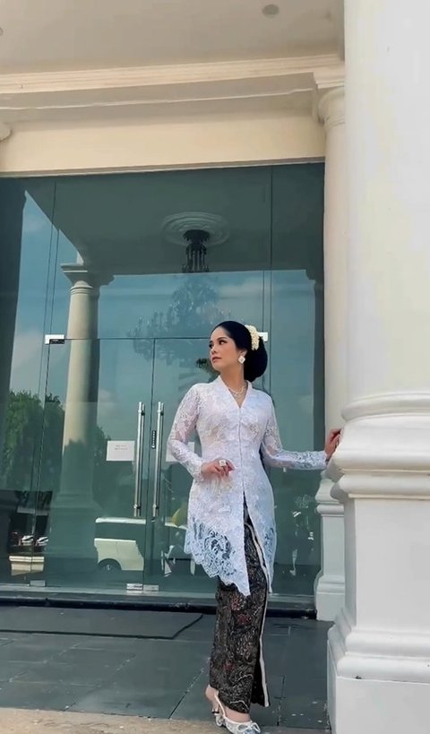 Potret Aura anggun Annisa Pohan Terpancar Saat Mengenakan Kebaya Putih di Hari Kebaya Nasional