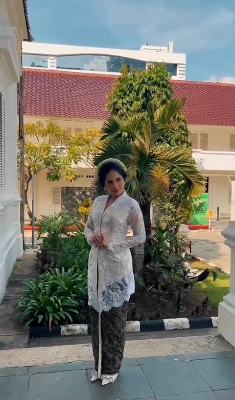 Potret Aura anggun Annisa Pohan Terpancar Saat Mengenakan Kebaya Putih di Hari Kebaya Nasional