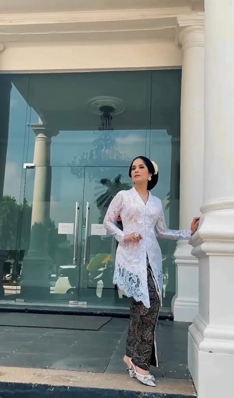 Potret Aura anggun Annisa Pohan Terpancar Saat Mengenakan Kebaya Putih di Hari Kebaya Nasional