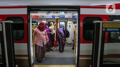 FOTO: Gaya Ratusan Wanita Ramai-Ramai Peringati Hari Kebaya Nasional di LRT Jakarta