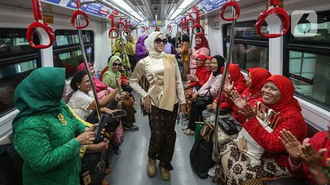 FOTO: Gaya Ratusan Wanita Ramai-Ramai Peringati Hari Kebaya Nasional di LRT Jakarta