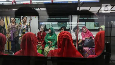 FOTO: Gaya Ratusan Wanita Ramai-Ramai Peringati Hari Kebaya Nasional di LRT Jakarta