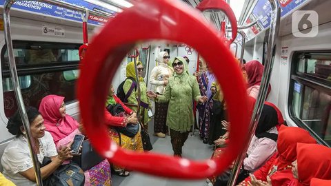 FOTO: Gaya Ratusan Wanita Ramai-Ramai Peringati Hari Kebaya Nasional di LRT Jakarta