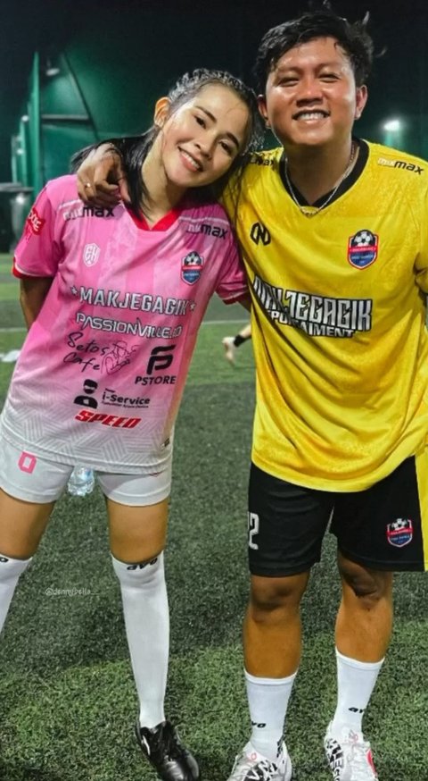 Selebrasinya Jadi Sorotan, 8 Foto Denny Caknan Ketika Main Mini Soccer Bersama Sang Istri