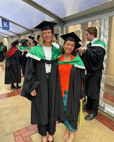 Didampingi Ayahnya, Intip Potret Cantik Kayla Zefannya Putri Becky Tumewu Berebaya Saat wisuda di University of Western Australia