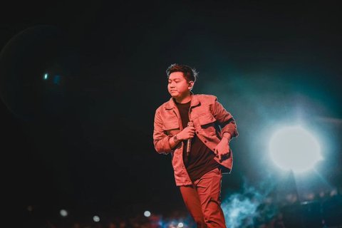 Ini 8 Lagu Denny Caknan yang Sering Diputar Jadi Teman Perjalanan hingga Seru Banget Dinyanyikan Bareng saat Konser