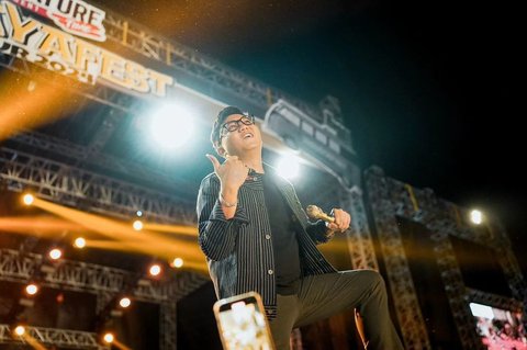 Ini 8 Lagu Denny Caknan yang Sering Diputar Jadi Teman Perjalanan hingga Seru Banget Dinyanyikan Bareng saat Konser