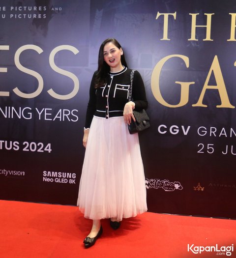 Gala Premier Film Dokumenter Rossa, Prilly Latuconsina Curi Perhatian di Red Carpet