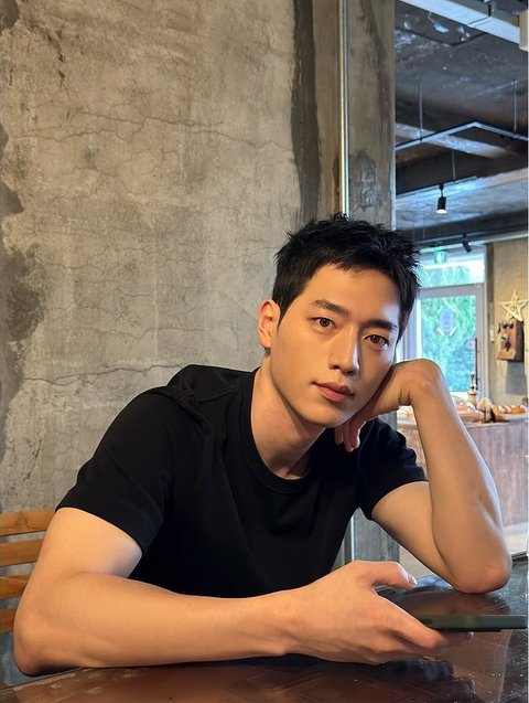 Potret Terbaru Seo Kang Joon, Ganteng dan Manis dalam Balutan Kaos Hitam