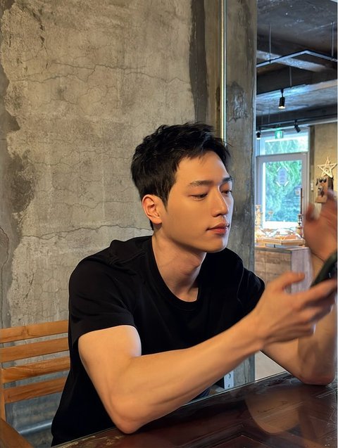 Potret Terbaru Seo Kang Joon, Ganteng dan Manis dalam Balutan Kaos Hitam