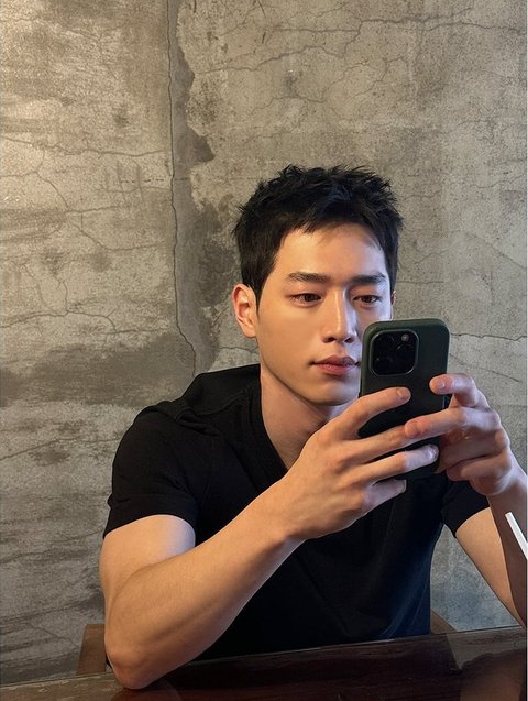 Potret Terbaru Seo Kang Joon, Ganteng dan Manis dalam Balutan Kaos Hitam