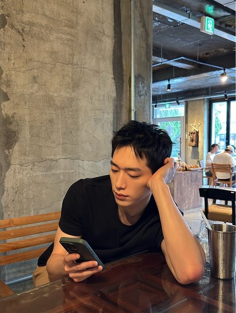 Potret Terbaru Seo Kang Joon, Ganteng dan Manis dalam Balutan Kaos Hitam