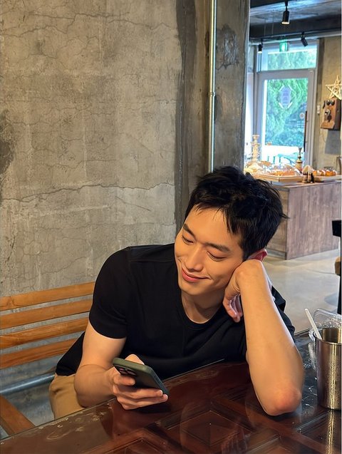 Potret Terbaru Seo Kang Joon, Ganteng dan Manis dalam Balutan Kaos Hitam