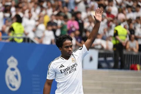 FOTO: Tangis Haru Wonderkid Brasil Endrick Saat Diperkenalkan sebagai Pemain Real Madrid