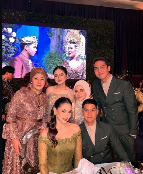 Kode Bunda Maia Terjawab, 8 Foto El Rumi dan Syifa Hadju Yang Terciduk Hadir Bersama di Resepsi Thariq-Aaliyah!