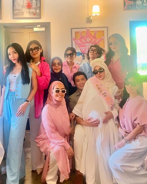 Digelar Sederhana, Potret Baby Shower & Gender Reveal Syahrini Bareng Suami dan Sahabat yang Langsung Datang ke Singapura