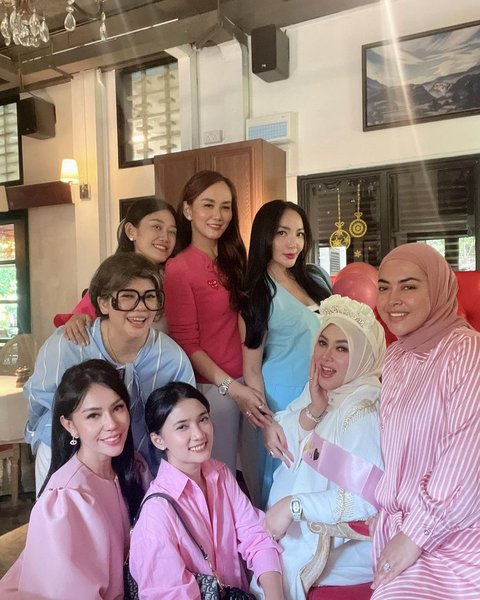 Digelar Sederhana, Potret Baby Shower & Gender Reveal Syahrini Bareng Suami dan Sahabat yang Langsung Datang ke Singapura