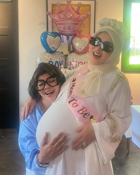 Digelar Sederhana, Potret Baby Shower & Gender Reveal Syahrini Bareng Suami dan Sahabat yang Langsung Datang ke Singapura