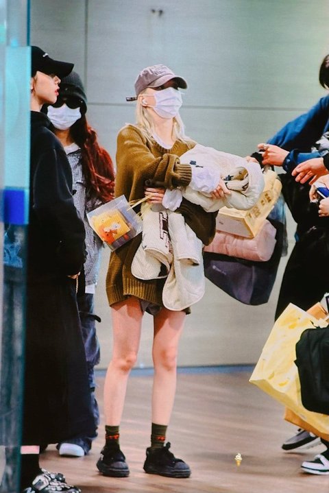 Disebut Memiliki Gaya Unik, 8 Potret Airport Fashion Winter aespa yang Menarik Perhatian di Atas Panggung