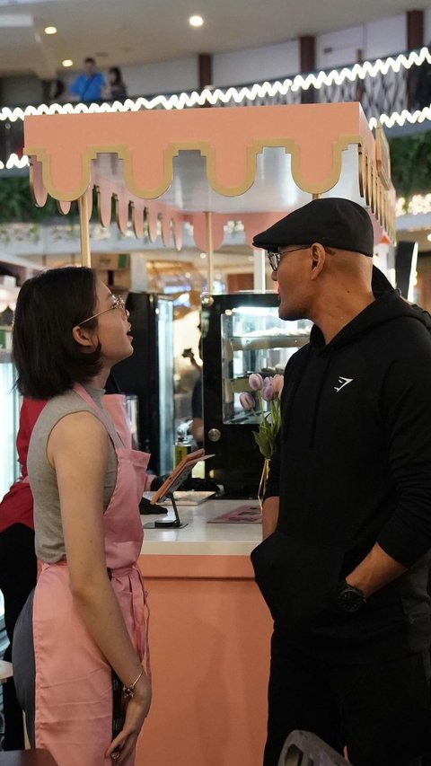 Bikin Bangga Deddy Corbuzier, Ini Potret Nada Tarina Jualan Cookies di Mall Ditemani Dua Papa