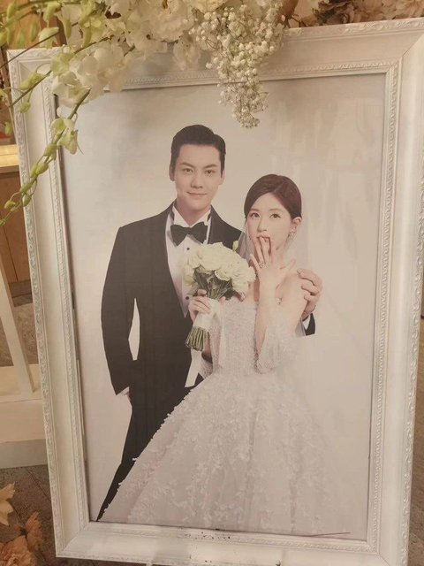 Gaun Pengantin Zhao Lusi di 'Pernikahan' dengan William Chan Curi Perhatian