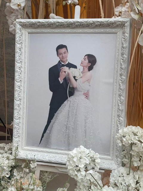 Gaun Pengantin Zhao Lusi di 'Pernikahan' dengan William Chan Curi Perhatian