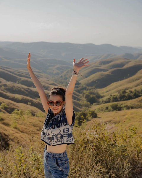 Cantiknya Natural, 8 Foto Raline Shah Ketika Liburan Terlihat Nikmati Keindahan Alam di Sumba!