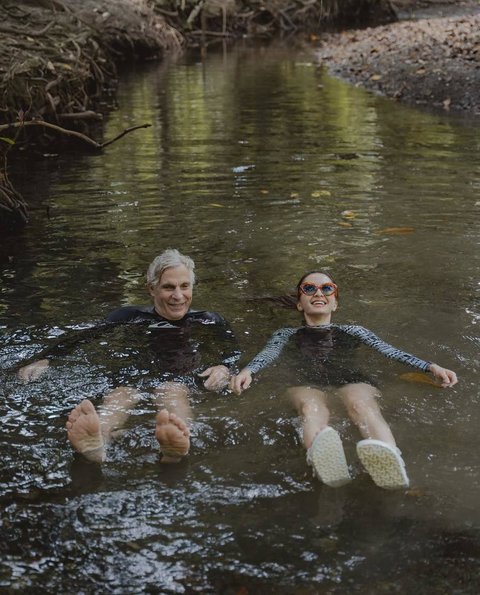 Berenang di Aliran Sungai Kecil