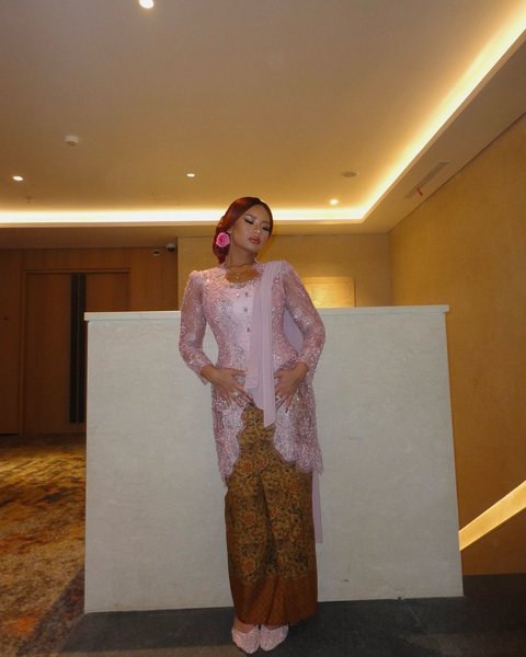 Tampil Dengan Kebaya Berwarna Pink