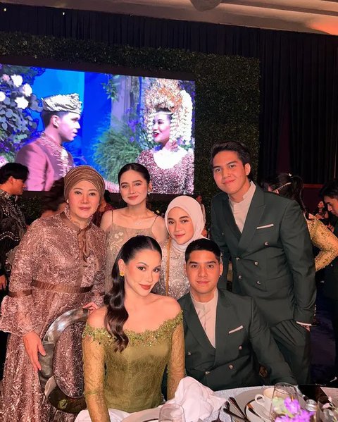 8 Potret Outfit Couple ke Kondangan Kece ala Artis, Mulai dari El Rumi-Syifa Hadju Sampai Al Ghazali-Alyssa Daguise