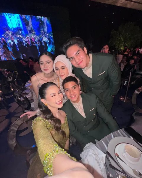 8 Potret Outfit Couple ke Kondangan Kece ala Artis, Mulai dari El Rumi-Syifa Hadju Sampai Al Ghazali-Alyssa Daguise