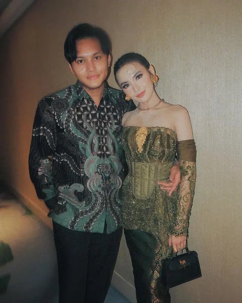 8 Potret Outfit Couple ke Kondangan Kece ala Artis, Mulai dari El Rumi-Syifa Hadju Sampai Al Ghazali-Alyssa Daguise