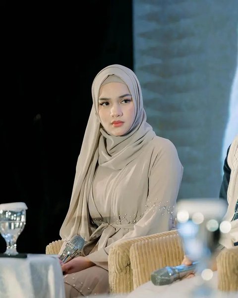 10 Photos of Davina Karamoy Wearing a Gown and Hijab While Attending a Study Session, Her Hijab is Perfect