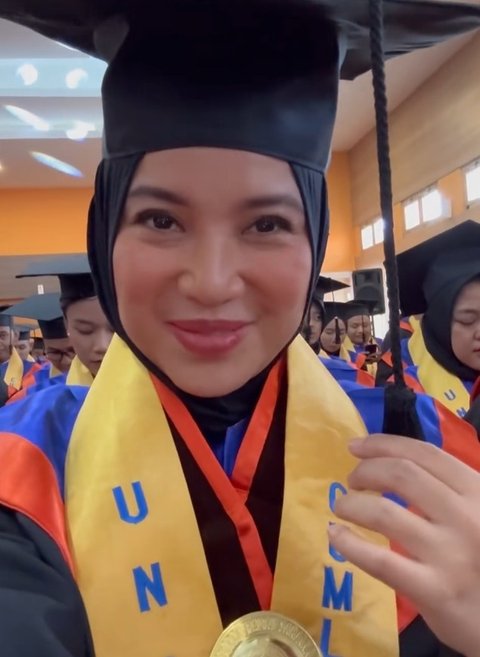 Potret Kompak Chacha Frederica dan Suami Saat Wisuda S2, Kini Bersiap untuk S3