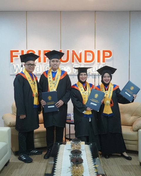 Potret Kompak Chacha Frederica dan Suami Saat Wisuda S2, Kini Bersiap untuk S3