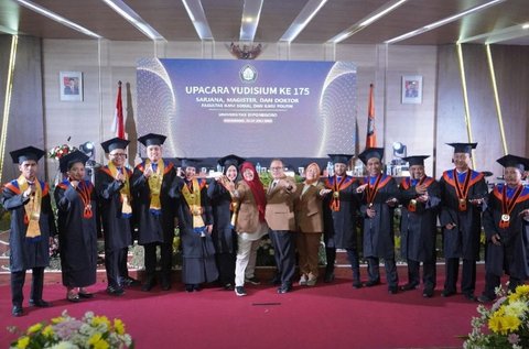 Potret Kompak Chacha Frederica dan Suami Saat Wisuda S2, Kini Bersiap untuk S3