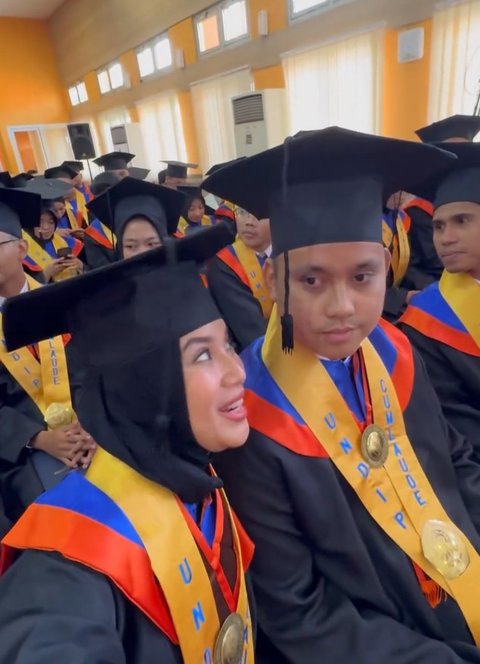 Potret Kompak Chacha Frederica dan Suami Saat Wisuda S2, Kini Bersiap untuk S3