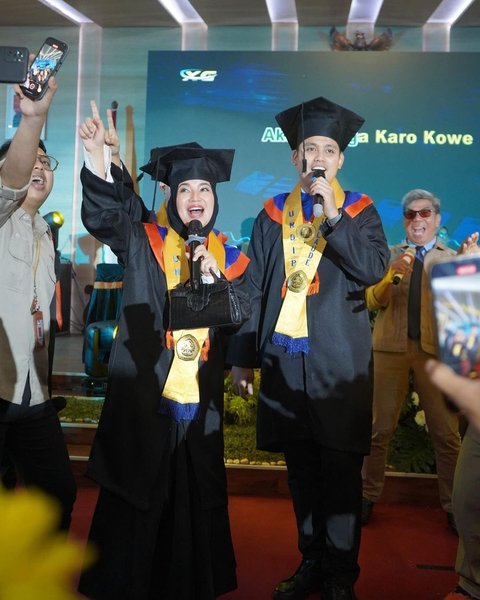 Potret Kompak Chacha Frederica dan Suami Saat Wisuda S2, Kini Bersiap untuk S3