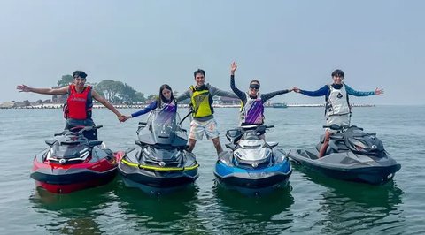 Potret Darius Sinathrya Liburan Bareng Keluarga ke Pulau Bidadari, Seru Banget Main Jet Ski Bareng<br>