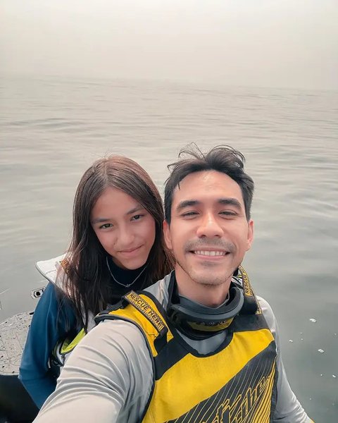 Potret Darius Sinathrya Liburan Bareng Keluarga ke Pulau Bidadari, Seru Banget Main Jet Ski Bareng