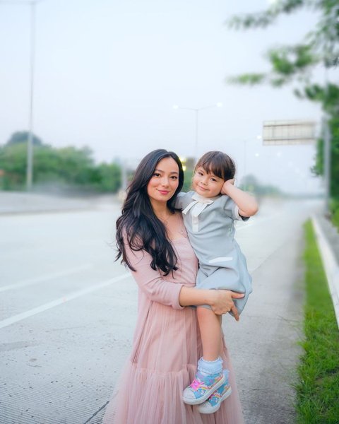 Makin Cantik, ini 8 Potret Terbaru Chloe Anak Asmirandah & Jonas Rivanno yang Sudah Jago Berpose di Depan Kamera