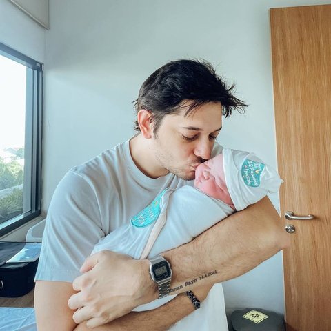 Potret Tengku Dewi Putri Lahirkan Anak Kedua, Penuh Haru hingga Andrew White Sudah Datang dan Gendong Sang Anak