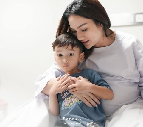 Potret Tengku Dewi Putri Lahirkan Anak Kedua, Penuh Haru hingga Andrew White Sudah Datang dan Gendong Sang Anak