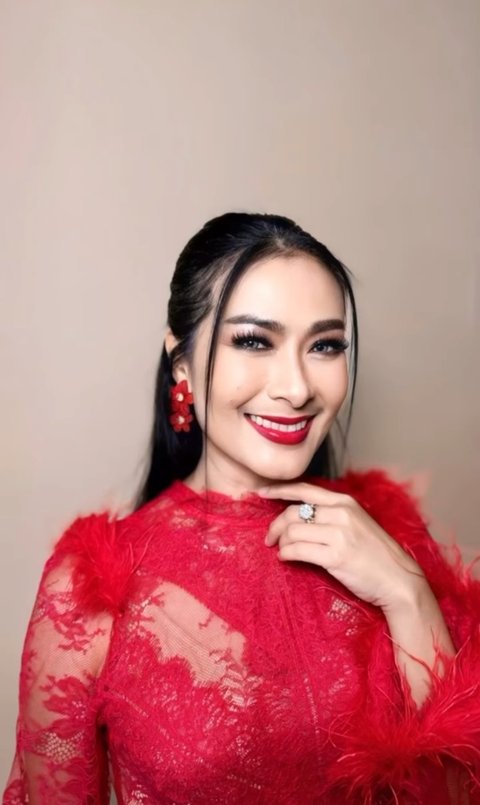 Lebih Memilih Perawatan Ketimbang Oplas, Iis Dahlia Semakin Cantik dan Dipuji Keluarga