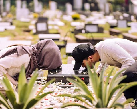 Potret Aaliyah Massaid dan Thariq Halilintar Kunjungi Makam Adjie Massaid Usai Sah Jadi Suami Istri