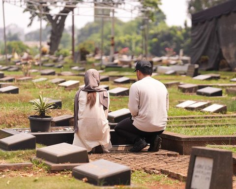 Potret Aaliyah Massaid dan Thariq Halilintar Kunjungi Makam Adjie Massaid Usai Sah Jadi Suami Istri