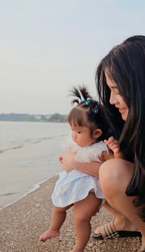 Pengalaman pertama Cundamani ke pantai langsung mengarah ke tempat yang sangat cantik dengan pemandangan yang memukau.