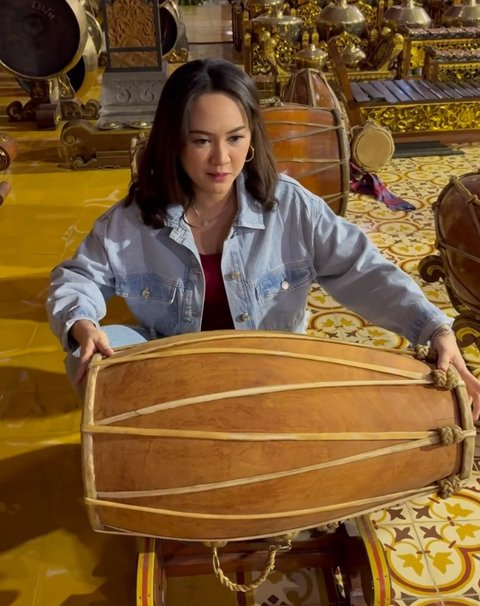 Wanita asal Kediri ini mencoba menabuh gendang. 